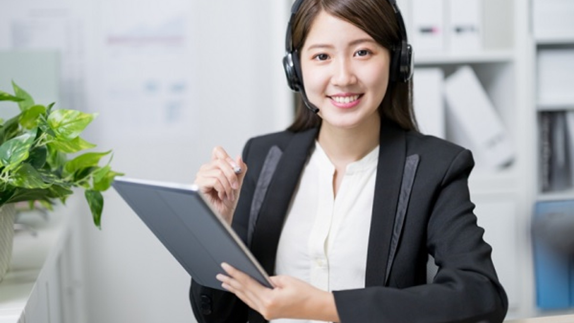 Tổng đài viên fi88 đang hỗ trợ khách hàng