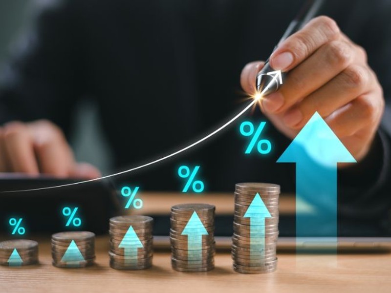 Người đang phân tích dữ liệu để đưa ra quyết định cá cược thông minh tại fi88